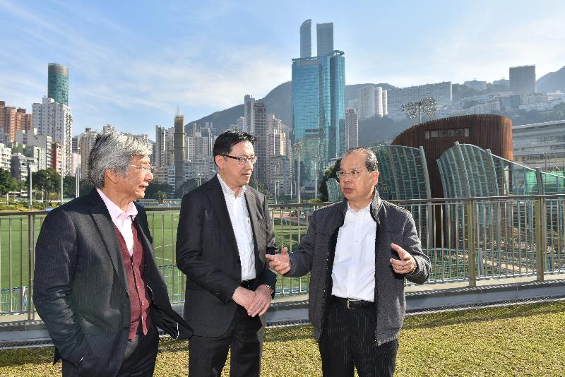 The Chief Secretary for Administration, Mr Matthew Cheung Kin-chung (right), visits the green slope covering the pump house of the Happy Valley Underground Stormwater Storage Scheme today (January 15). Joining him are the Director of Drainage Services, Mr Edwin Tong (centre), and the Deputy Director of Drainage Services, Mr Mak Ka-wai (left).  
