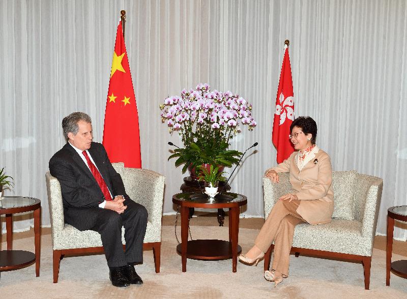 The Chief Executive, Mrs Carrie Lam, met a number of guest speakers of the Asian Financial Forum (AFF) separately yesterday and today (January 15 and 16) at the Chief Executive's Office to exchange views on global and regional economic, trade and financial development. Photo shows Mrs Lam (right) meeting with the First Deputy Managing Director of the International Monetary Fund, Mr David Lipton (left).