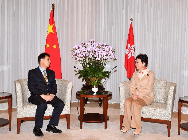 The Chief Executive, Mrs Carrie Lam, met a number of guest speakers of the Asian Financial Forum (AFF) separately yesterday and today (January 15 and 16) at the Chief Executive's Office to exchange views on global and regional economic, trade and financial development. Photo shows Mrs Lam (right) meeting with the Vice Chairman of the China Securities Regulatory Commission, Dr Jiang Yang (left).