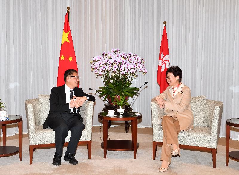 The Chief Executive, Mrs Carrie Lam, met a number of guest speakers of the Asian Financial Forum (AFF) separately yesterday and today (January 15 and 16) at the Chief Executive's Office to exchange views on global and regional economic, trade and financial development. Photo shows Mrs Lam (right) meeting with the Vice Chairman and President of the China Investment Corporation, Mr Tu Guangshao (left).