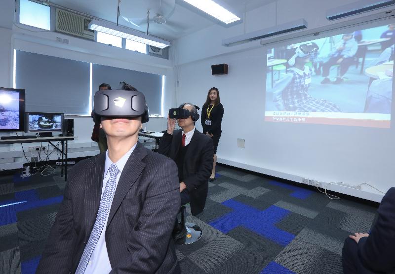 教育局局长杨润雄今日（一月十七日）到访观塘圣爱德华天主教小学，在虚拟实境学习室戴上特制眼镜一尝「观塘故事」及「校园一角」的360度实境体验。
