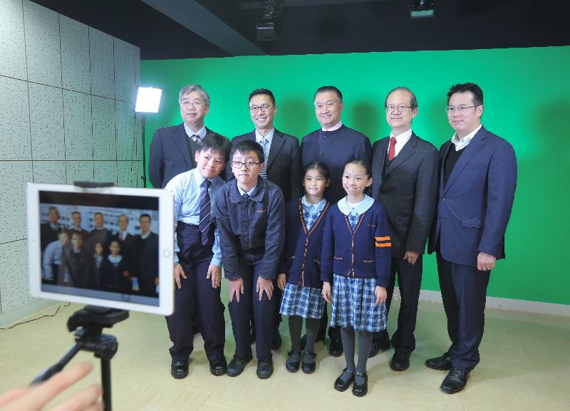 教育局局長楊潤雄（後排左二）今日（一月十七日）參觀觀塘聖愛德華天主教小學的校園電視台。
