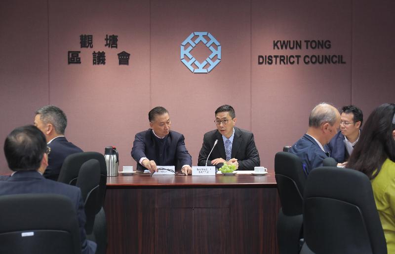The Secretary for Education, Mr Kevin Yeung (right), today (January 17) visited Kwun Tong District Council to exchange views with its Chairman, Dr Bunny Chan (left), and members on education and district issues.

