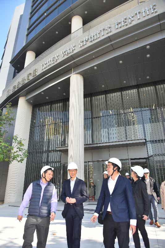 環境局局長黃錦星（左二）今日（一月十八日）參觀興建中的荃灣體育館，了解其環保特色。