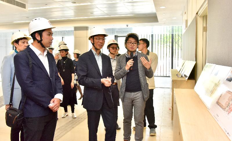 The Secretary for the Environment, Mr Wong Kam-sing (front row, centre), today (January 18) visits Tsuen Wan Sports Centre and is briefed by staff on its environmentally friendly and energy-saving facilities.