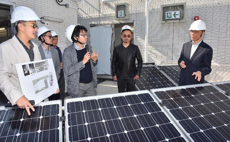 The Secretary for the Environment, Mr Wong Kam-sing (first right), today (January 18) views the solar energy system at Tsuen Wan Sports Centre.
