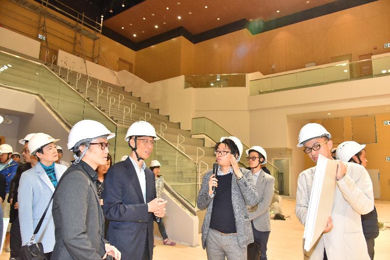 The Secretary for the Environment, Mr Wong Kam-sing (third left), today (January 18) visits the arena at Tsuen Wan Sports Centre, which uses daylight sensors to enhance energy efficiency.
