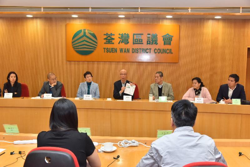 The Secretary for the Environment, Mr Wong Kam-sing (centre), meets with Tsuen Wan District Council (TWDC) members today (January 18) to learn more about their concerns on district environmental issues and their views on the Government's environmental policies. Accompanying him are the Chairman of the TWDC, Mr Chung Wai-ping (third right), and the District Officer (Tsuen Wan), Miss Jenny Yip (third left).