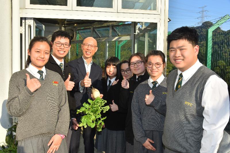 The Secretary for the Environment, Mr Wong Kam-sing (third left), today (January 18) visits a green farm set up by Ho Fung College (Sponsored by Sik Sik Yuen).

