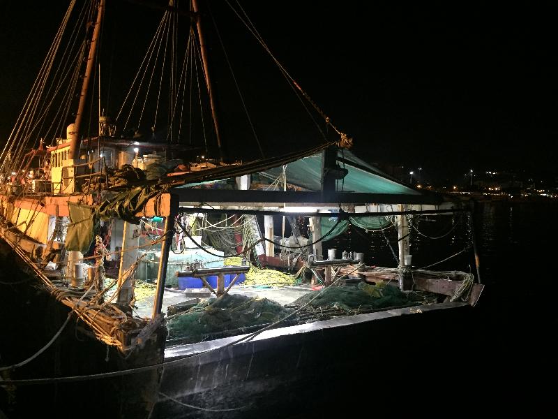 A trawler operating illegally was intercepted in an anti-illegal fishing operation jointly mounted by the Agriculture, Fisheries and Conservation Department and the Marine Police in the eastern waters of Hong Kong last night (January 17). Photo shows the shrimp trawler trawling illegally.