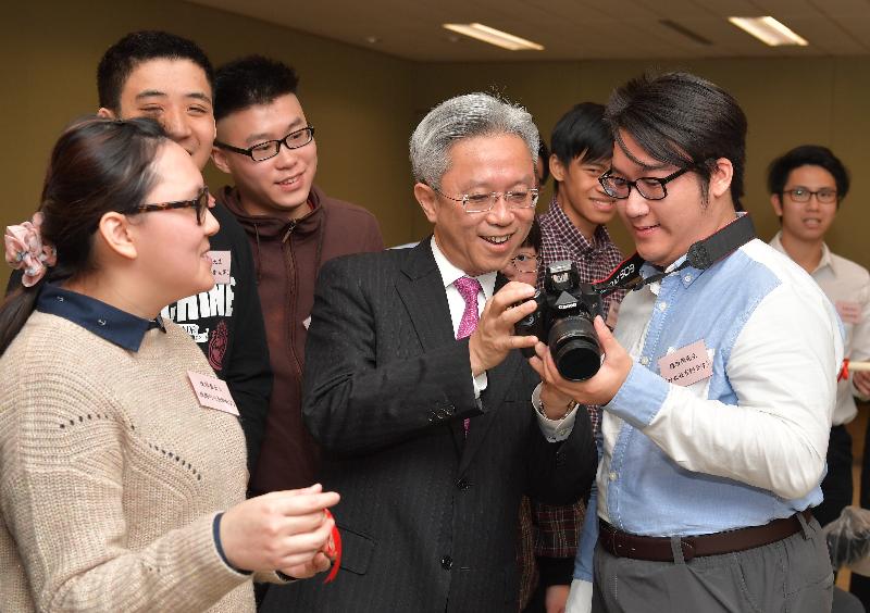 公務員事務局局長羅智光（中）今日（一月十九日）與完成政府實習計劃的展亮技能發展中心學生見面，了解他們的學習體驗。