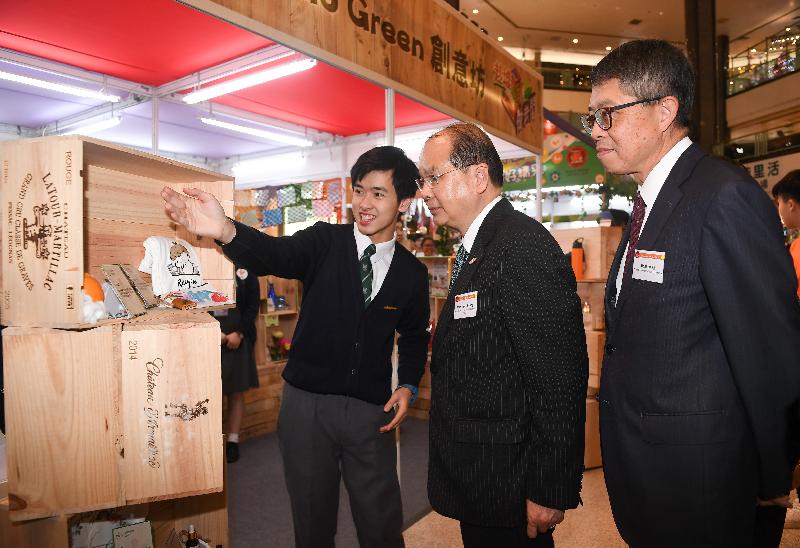 The Chief Secretary for Administration, Mr Matthew Cheung Kin-chung, attended the Kick-off Ceremony of Project WeCan Young Innovators Bazaar 2018 today (January 19). Photo shows Mr Cheung (second right) touring a booth and chatting with a student at the event.