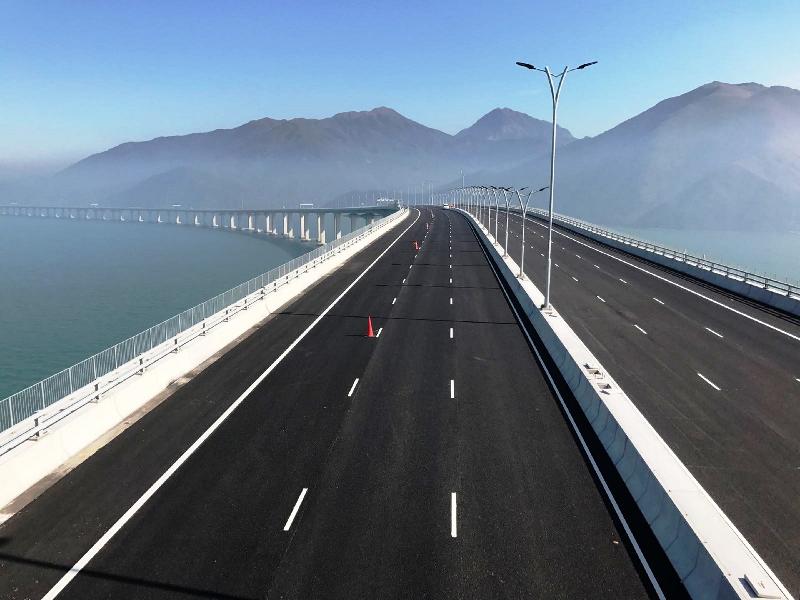 The Highways Department announced today (January 20) that the road surfacing works and road facilities of the about 9.4 km long viaducts, 1 km long Scenic Hill Tunnel, and 1.6 km long at-grade roads along the east coast of the airport were successfully completed. The remaining works in progress mainly include the final installation and testing of the Traffic Control and Surveillance System, as well as the final work of some ancillary facilities.  Photo shows a section of Hong Kong Link Road viaduct at Western Waters.