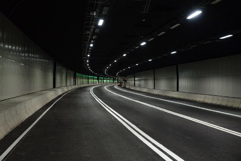 路政署今日（一月二十日）公布香港接線約9.4公里長的高架橋、1公里長的觀景山隧道，及沿機場東岸1.6公里長地面道路的路面鋪裝及道路設施已順利完工。餘下正在進行的工程主要包括交通管理及監察系統的最後安裝及測試，和其他配套設施的收尾工作。圖示香港接線觀景山隧道。