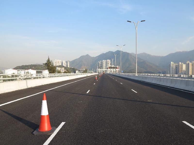 路政署今日（一月二十日）公布香港接線約9.4公里長的高架橋、1公里長的觀景山隧道，及沿機場東岸1.6公里長地面道路的路面鋪裝及道路設施已順利完工。餘下正在進行的工程主要包括交通管理及監察系統的最後安裝及測試，和其他配套設施的收尾工作。圖示香港接線高架橋段的陸上高架橋。
