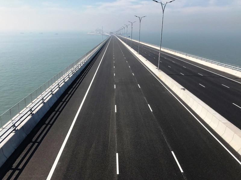 路政署今日（一月二十日）公布香港接線約9.4公里長的高架橋、1公里長的觀景山隧道，及沿機場東岸1.6公里長地面道路的路面鋪裝及道路設施已順利完工。餘下正在進行的工程主要包括交通管理及監察系統的最後安裝及測試，和其他配套設施的收尾工作。圖示位於西部水域連接內地段的主橋的一段香港接線高架橋。