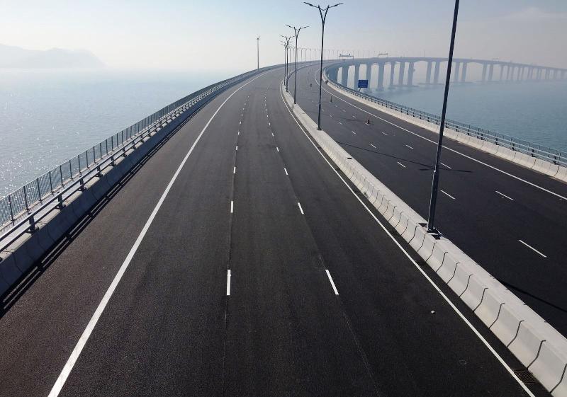 路政署今日（一月二十日）公布香港接線約9.4公里長的高架橋、1公里長的觀景山隧道，及沿機場東岸1.6公里長地面道路的路面鋪裝及道路設施已順利完工。餘下正在進行的工程主要包括交通管理及監察系統的最後安裝及測試，和其他配套設施的收尾工作。圖示位於西部水域的一段香港接線高架橋。
