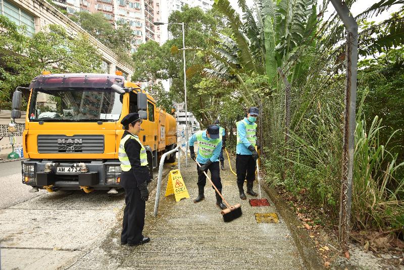 清洁工人加强街道清洁，以配合食物环境卫生署今日（一月二十二日）起在全港各区展开为期三周的岁晚清洁大行动。