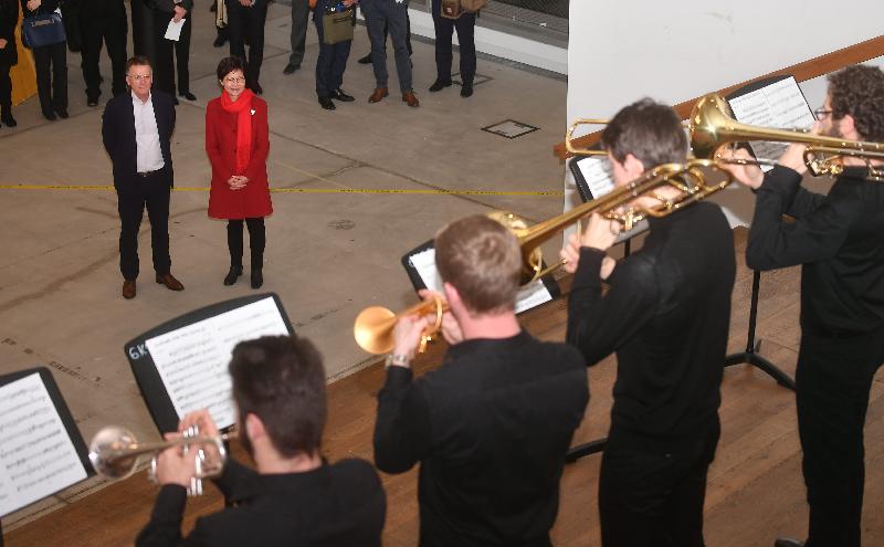 The Chief Executive, Mrs Carrie Lam, began her visit to Switzerland in Zurich today (January 22, Zurich time). Photo shows Mrs Lam (right) watching students performing during her visit at the Zurich University of the Arts.