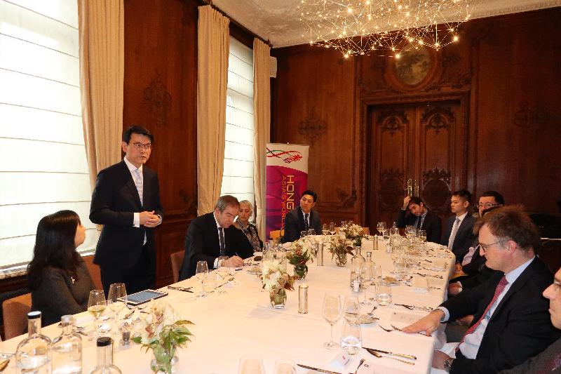 商務及經濟發展局局長邱騰華（左二）昨日（布魯塞爾時間一月二十二日）在比利時布魯塞爾出席了由比利時香港協會和香港駐布魯塞爾經濟貿易辦事處合辦的午餐會。