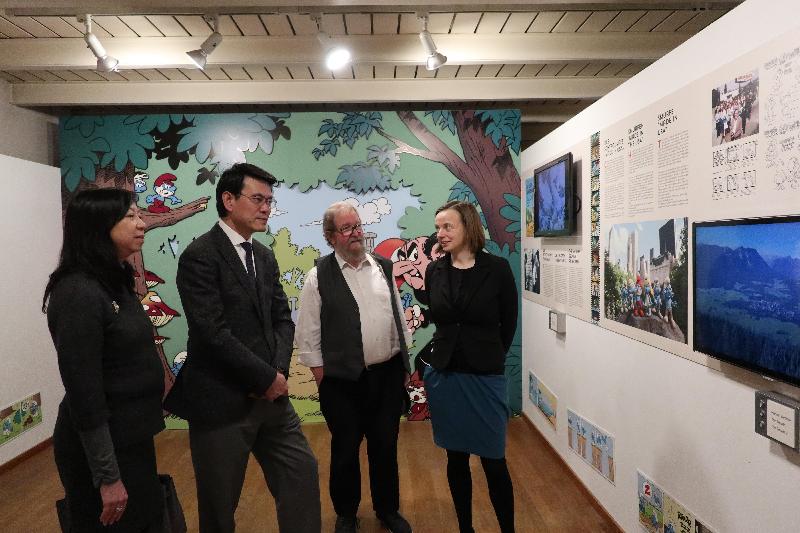 商务及经济发展局局长邱腾华（左二）昨日（布鲁塞尔时间一月二十二日）在比利时布鲁塞尔参观比利时漫画艺术中心，了解当地的漫画艺术发展。