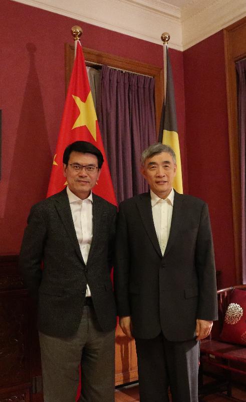 The Secretary for Commerce and Economic Development, Mr Edward Yau (left), attended a dinner hosted by the Chinese Ambassador to Belgium, Mr Qu Xing in Brussels, Belgium yesterday (January 22, Brussels time).