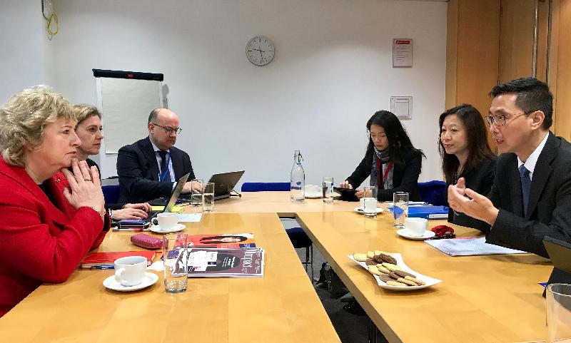 The Secretary for Education, Mr Kevin Yeung (first right), meets the Chief Executive of the Chartered College of Teaching, Professor Dame Alison Peacock (first left), in London, the United Kingdom, yesterday (January 22, London time) to learn about how the College promotes the continuous professional development of teachers.