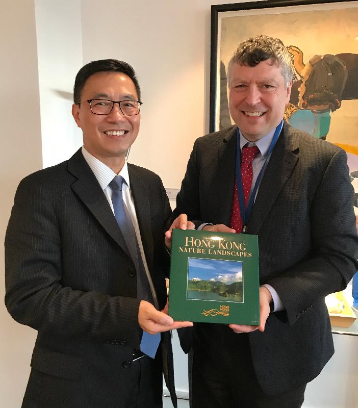 The Secretary for Education, Mr Kevin Yeung (left), called on the British Council in London, the United Kingdom, yesterday (January 22, London time) and met with its Chief Executive, Sir Ciarán Devane. Picture shows Mr Yeung presenting Sir Ciarán with a souvenir. 