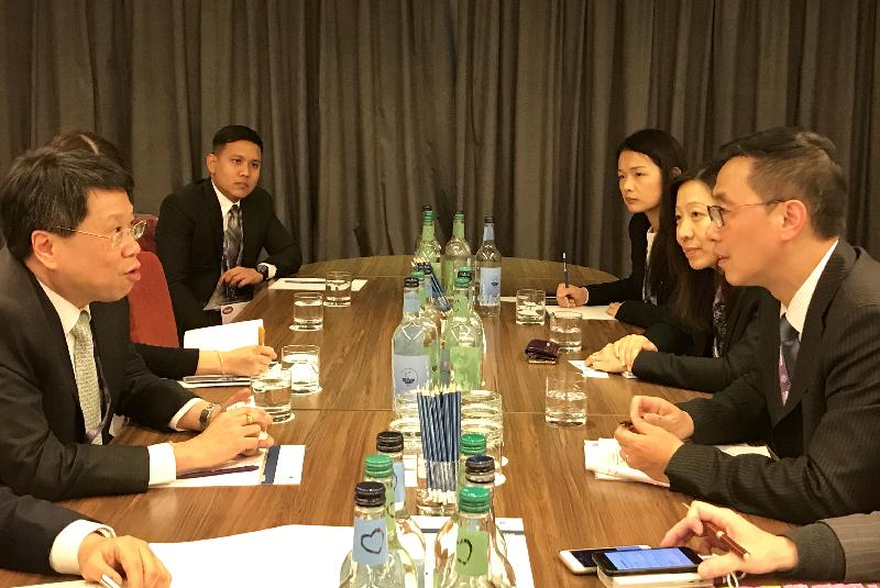 The Secretary for Education, Mr Kevin Yeung (first right), holds a bilateral meeting with the Minister of Education of Thailand, Mr Teerakiat Jareonsettasin (first left), during the Education World Forum in London, the United Kingdom, yesterday (January 22, London time).