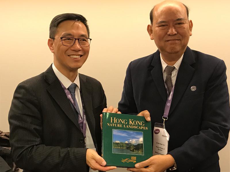 The Secretary for Education, Mr Kevin Yeung (left), held a bilateral meeting with the Deputy Union Minister of Education of Myanmar, Mr Win Maw Tun, during the Education World Forum in London, the United Kingdom, yesterday (January 22, London time). Picture shows Mr Yeung presenting a souvenir to Mr Win Maw Tun.