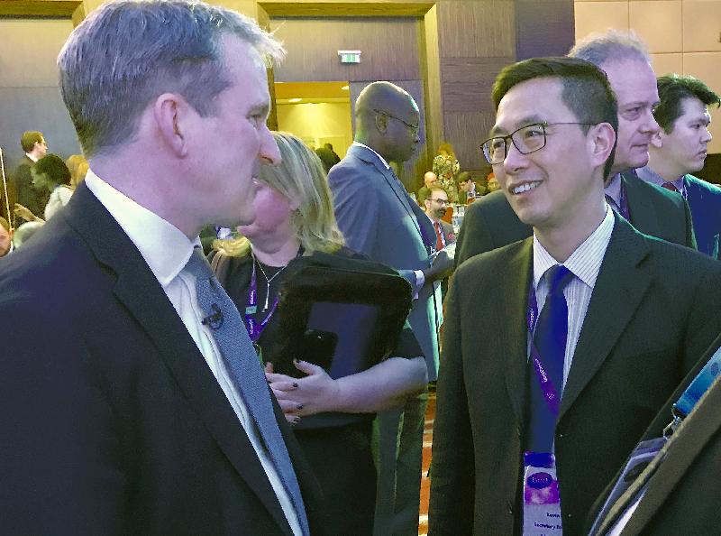 教育局局长杨润雄（右）昨日（伦敦时间一月二十二日）在英国伦敦出席世界教育论坛期间，与英国教育大臣夏轩仕交谈。