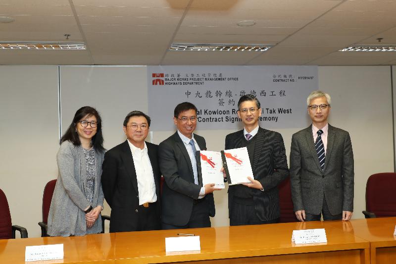 The Highways Department today (January 23) signed a contract for about $6,242 million with Gammon Construction Limited for works in Kai Tak West under the Central Kowloon Route project. Photo shows the Director of Highways, Mr Daniel Chung (second right), and the Project Manager (Major Works), Mr Kelvin Lo (first right), with representatives from Gammon Construction Limited after the contract signing ceremony.