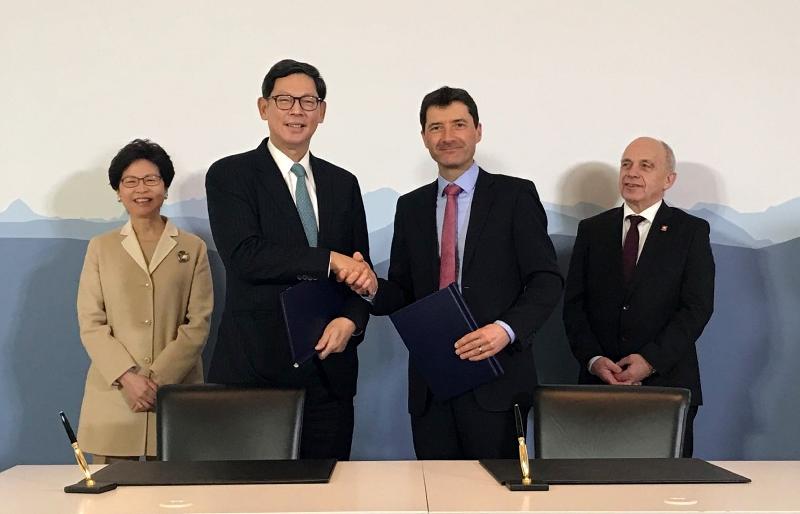 The Chief Executive of the Hong Kong Monetary Authority, Mr Norman Chan (second left), and Head of the Swiss State Secretariat for International Financial Matters, Mr Jörg Gasser (second right), sign a Memorandum of Understanding on financial collaboration between Hong Kong and Switzerland in Bern, Switzerland, today (January 23, Bern time). The signing ceremony was witnessed by the Chief Executive of the Hong Kong Special Administrative Region, Mrs Carrie Lam (first left), and Swiss Federal Councillor Mr Ueli Maurer (first right).    
