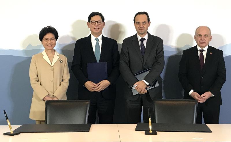 The Chief Executive of the Hong Kong Special Administrative Region, Mrs Carrie Lam (first left), and the Swiss Federal Councillor Mr Ueli Maurer (first right), witness the signing of a Memorandum of Understanding on financial technologies between Hong Kong and Switzerland by the Chief Executive of the Hong Kong Monetary Authority, Mr Norman Chan (second left), and the Chief Executive Officer of the Swiss Financial Market Supervisory Authority, Mr Mark Branson (second right), in Bern, Switzerland, today (January 23, Bern time). 