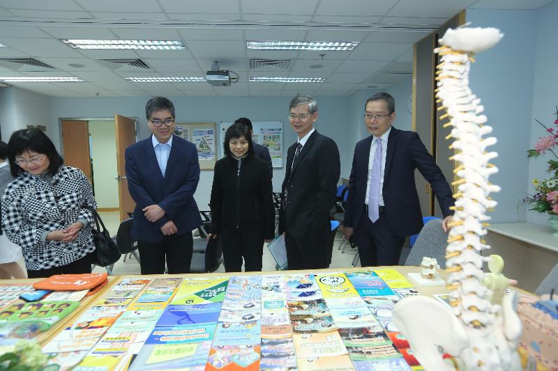 The Secretary for Labour and Welfare, Dr Law Chi-kwong, visited Fanling Occupational Health Clinic (OHC) of the Labour Department today (January 23). Photo shows Dr Law (second right); the Permanent Secretary for Labour and Welfare, Ms Chang King-yiu (first left); and the Commissioner for Labour, Mr Carlson Chan (first right), being briefed on the services of OHCs.