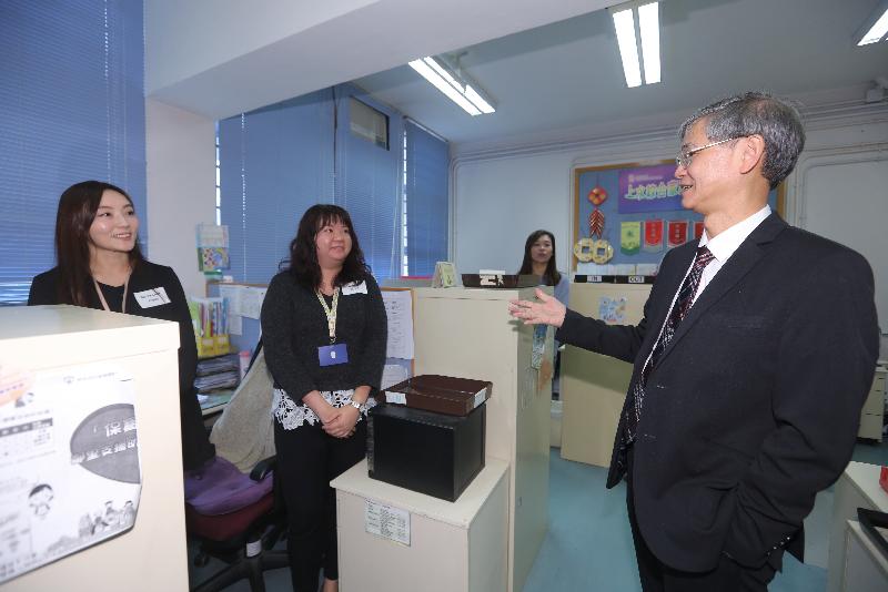 The Secretary for Labour and Welfare, Dr Law Chi-kwong, visited Sheung Shui Integrated Family Service Centre of the Social Welfare Department today (January 23). Photo shows Dr Law (first right) chatting with frontline social work personnel of the centre.