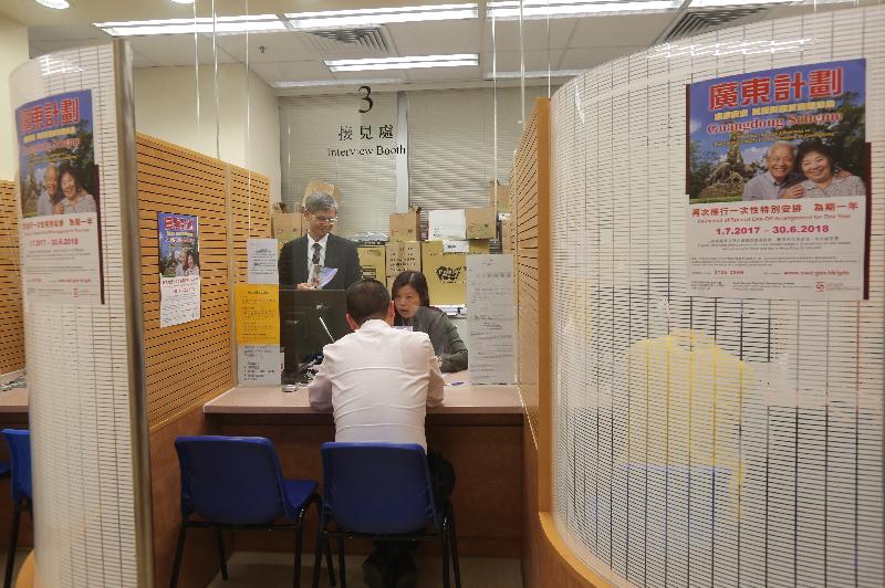 The Secretary for Labour and Welfare, Dr Law Chi-kwong, visited the Social Security Field Unit (Guangdong Scheme) of the Social Welfare Department today (January 23). Photo shows Dr Law (first left) observing a demonstration on the process of application for the Old Age Allowance under the Guangdong Scheme.