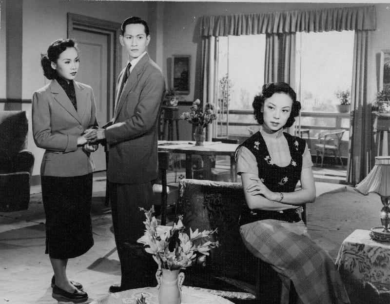 康乐及文化事务署香港电影资料馆的「影画早晨」节目于二月和三月以「夫妻档•夫妻路」为题，选映六出由多对著名影坛夫妻拍档炮制，描写男女、夫妻关系的电影。节目逢星期五上午十一时放映。图为《新婚记》（1953）剧照。
