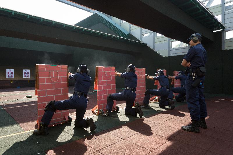 香港海關展開新一輪的海關督察招聘活動，由本周五（一月二十六日）起接受申請，至二月五日截止。成功通過遴選程序並獲取錄的投考者，將會在海關訓練學校接受入職訓練。圖示學員進行槍械訓練。