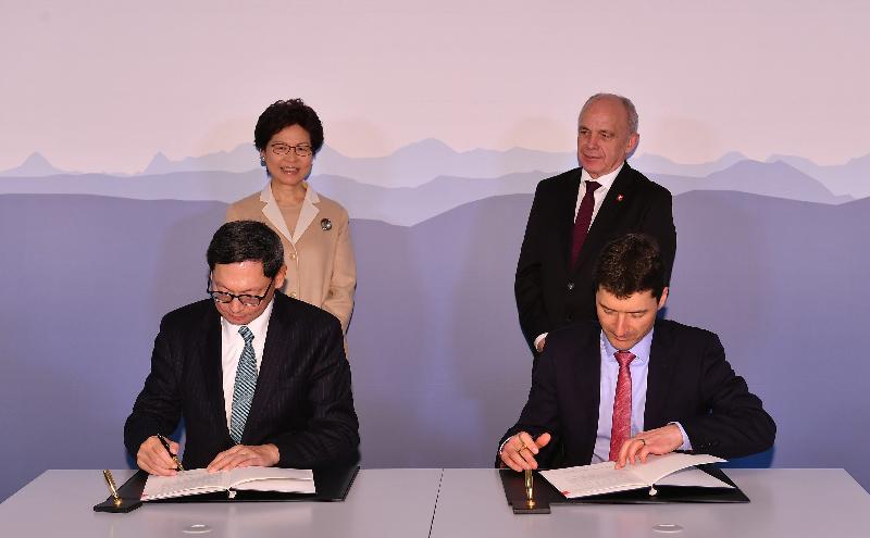 The Chief Executive, Mrs Carrie Lam, continued her visit to Switzerland in Bern and Basel today (January 23, Bern time). Photo shows Mrs Lam (back row, left) and the Vice-President of the Swiss Federal Council and Finance Minister, Mr Ueli Maurer (back row, right) witnessing the Chief Executive of the Hong Kong Monetary Authority, Mr Norman Chan (front row, left), and the Head of the Swiss State Secretariat for International Financial Matters, Mr Jörg Gasser (front row, right), signing a Memorandum of Understanding on strengthening collaboration in financial markets.
