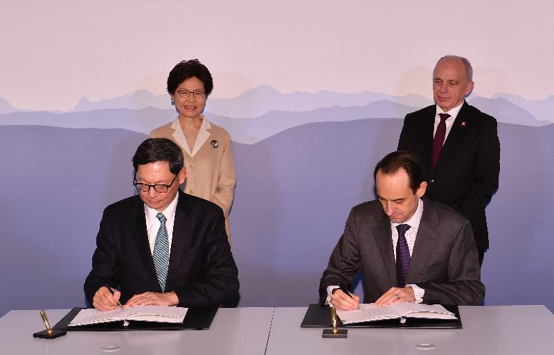 The Chief Executive, Mrs Carrie Lam, continued her visit to Switzerland in Bern and Basel today (January 23, Bern time). Photo shows Mrs Lam (back row, left) and the Vice-President of the Swiss Federal Council and Finance Minister, Mr Ueli Maurer (back row, right) witnessing the Chief Executive of the Hong Kong Monetary Authority, Mr Norman Chan (front row, left), and the Chief Executive Officer, Swiss Financial Market Supervisory Authority, Mr Mark Brandon (front row, right), signing a Memorandum of Understanding on strengthening collaboration in Fintech.