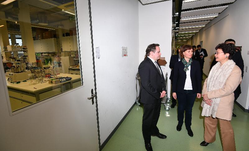 The Chief Executive, Mrs Carrie Lam, continued her visit to Switzerland in Bern and Basel today (January 23, Basel time). Photo shows Mrs Lam (first right) visiting Technologiepark Basel in the afternoon to learn about its progress in nurturing innovation and technology start-ups. 