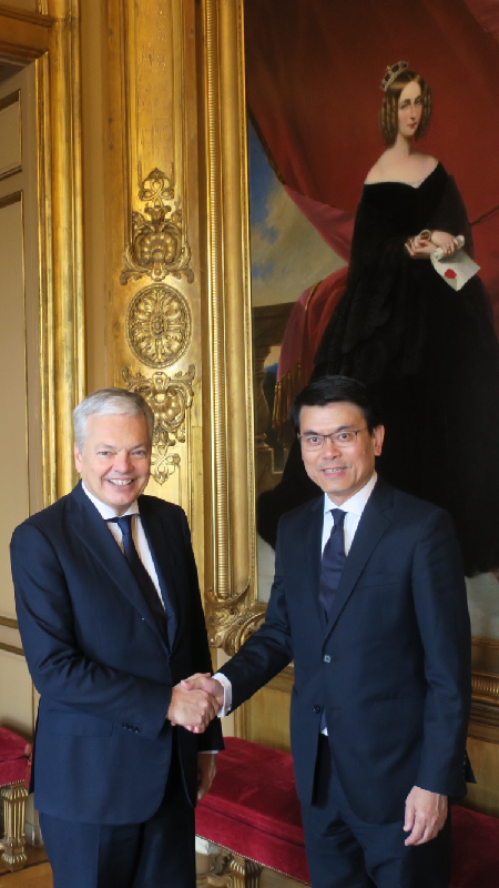 The Secretary for Commerce and Economic Development, Mr Edward Yau (right), had a meeting with the Belgian Deputy Prime Minister and Minister of Foreign Affairs and European Affairs, Mr Didier Reynders, in Brussels, Belgium yesterday (January 23, Brussels time). Mr Yau encouraged Belgian companies to ride on Hong Kong's unique advantages to expand their operation in Asia, particularly in Mainland.