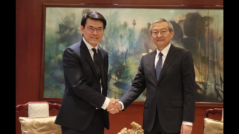 The Secretary for Commerce and Economic Development, Mr Edward Yau (left), paid a courtesy call on the Head of the Chinese Mission to the European Union, Mr Zhang Ming, in Brussels, Belgium yesterday (January 23, Brussels time).
