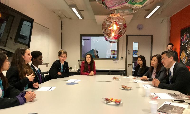 The Secretary for Education, Mr Kevin Yeung (first right), chats with teachers and students of School 21 in London, the United Kingdom, yesterday (January 23, London time) to learn about the students' learning process and outcomes.