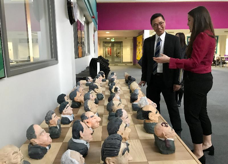 教育局局長楊潤雄（左）昨日（倫敦時間一月二十三日）在英國倫敦參觀一所名為School 21的學校，了解其教學方法。