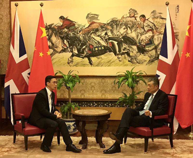教育局局長楊潤雄（左）昨日（倫敦時間一月二十三日）在倫敦拜會中國駐英國大使劉曉明，介紹本港教育的近況。