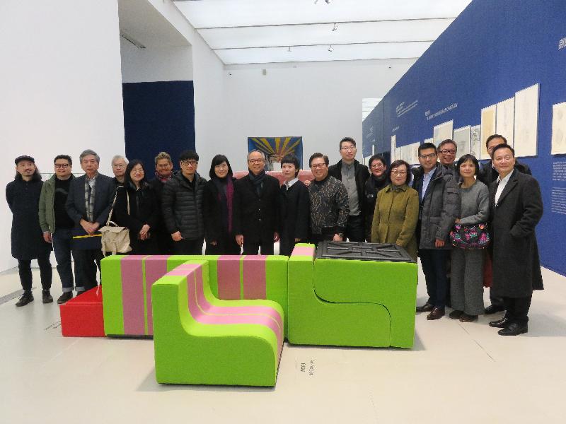 民政事务局局长刘江华于上海展开访问行程。图示刘江华（左九）今日（一月二十四日）与香港艺术发展局、香港艺术行政人员协会和康乐及文化事务署的代表参观上海当代艺术博物馆。