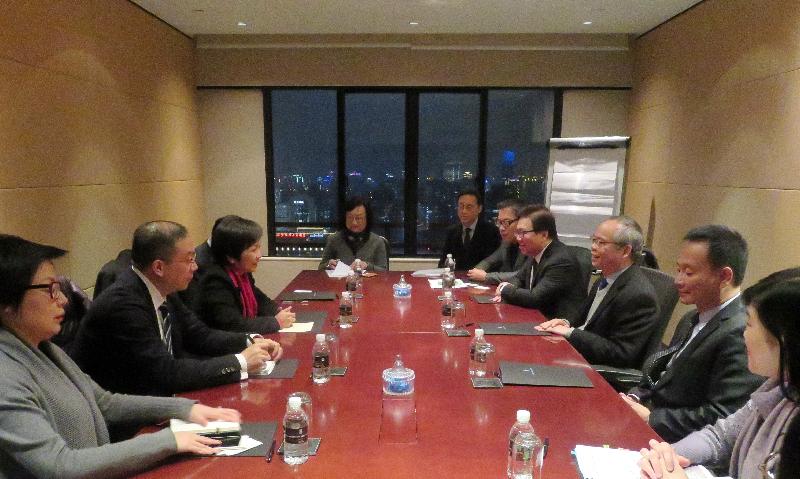 The Secretary for Home Affairs, Mr Lau Kong-wah, has started his visit to Shanghai. Last night (January 23), Mr Lau (third right) met with the Director of the Shanghai Municipal Administration of Culture, Radio, Film and TV, Ms Yu Xiufen (third left), to explore ways to strengthen cultural ties between Hong Kong and Shanghai.