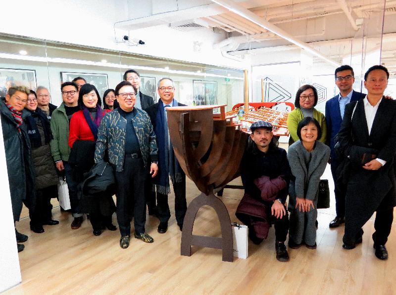 The Secretary for Home Affairs, Mr Lau Kong-wah, has started his visit to Shanghai. Picture shows Mr Lau (sixth right) visiting the Shanghai K11 Art Mall with representatives of the Hong Kong arts sector today (January 24).